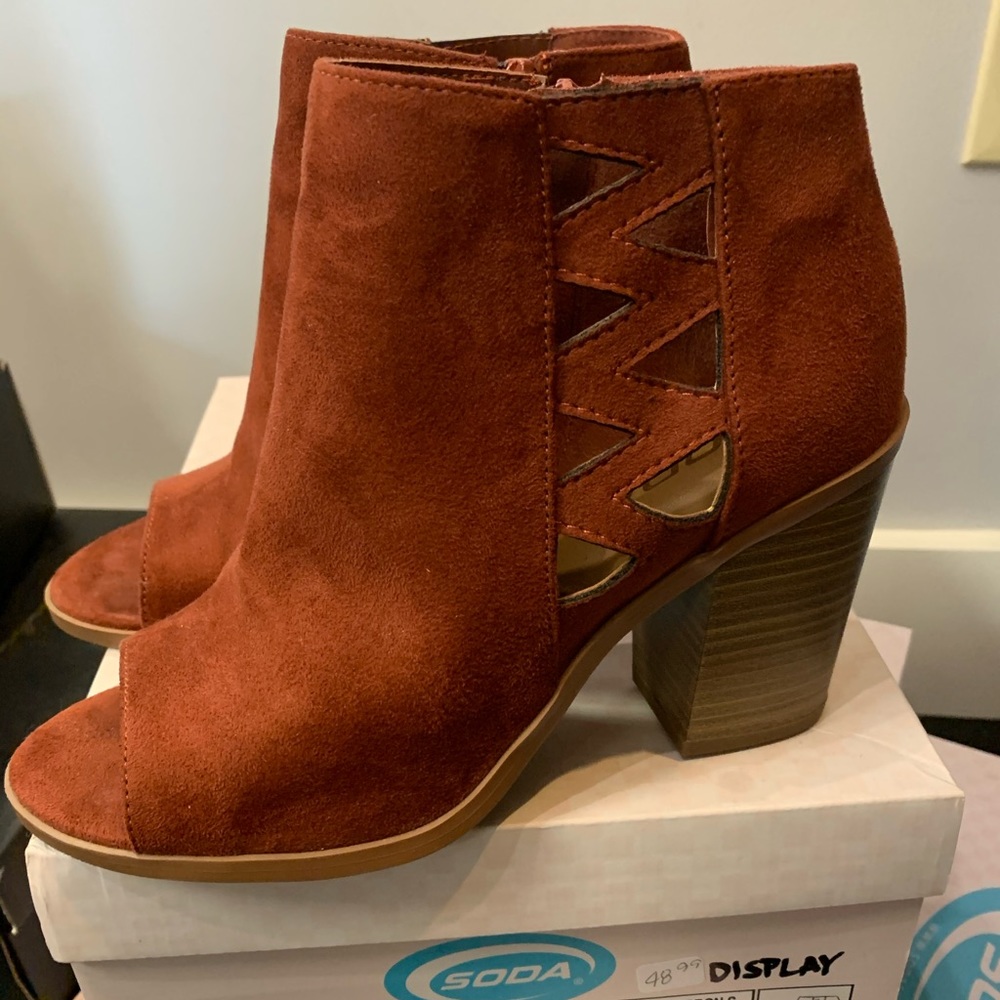 BRAND NEW rust cutout peep toe booties